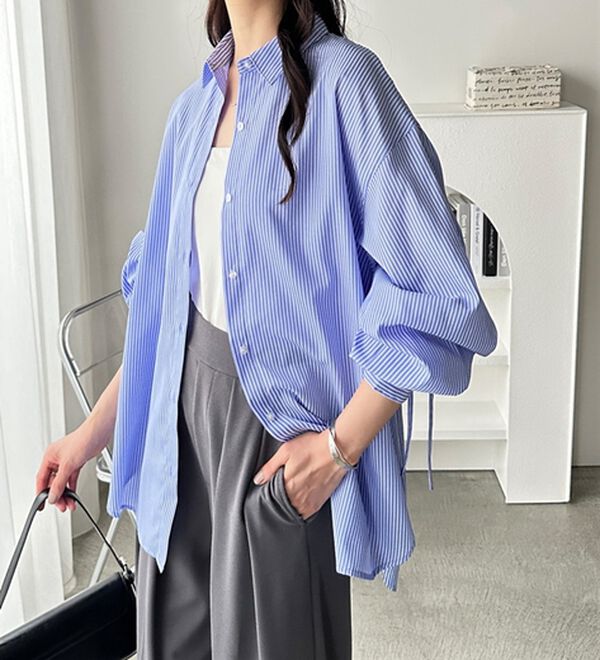 GeeRA（ジーラ）の「バックギャザー＆リボンデザインシャツ（シャツ）」｜詳細画像