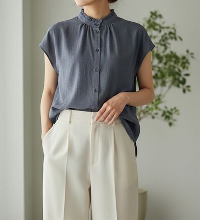 BELLUNA（ベルーナ）の「衿フリル使いフレンチスリーブブラウス（ブラウス）」