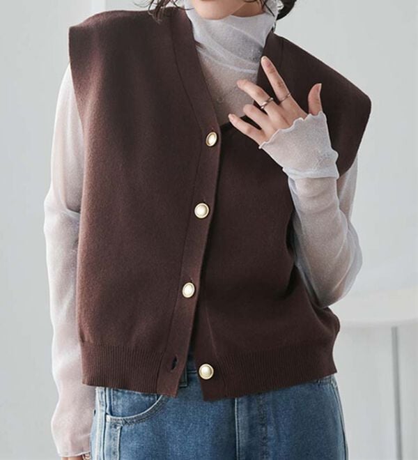 RANAN（ラナン）の「【ムースタッチ】洗える！ゴールド調ボタンニットベスト（ベスト）」｜ブラウン