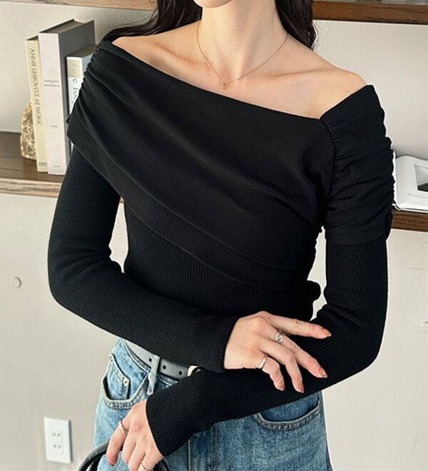 GeeRA（ジーラ）の「ドレープオフショルニット（ニット・セーター）」｜ブラック