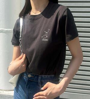 GeeRA（ジーラ）の「綿１００％アソート１ポイント刺しゅうＴシャツ（カットソー）」｜チャコール&times;星座