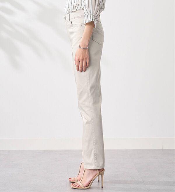 BELLUNA（ベルーナ）の「サラリ速乾！綿サテンストレッチカラーパンツ（フルレングスパンツ）」｜詳細画像