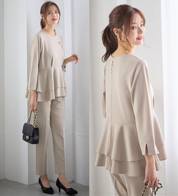 GeeRA（ジーラ）の「【2点セット】ペプラムティアードブラウスセットアップ（ブラウススーツ）」｜グレージュ