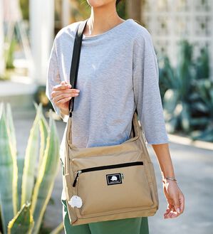 BELLUNA（ベルーナ）の「＜スカンジナビアンフォレスト＞Ａ４が入る！軽量ショルダー（ショルダーバッグ）」｜詳細画像