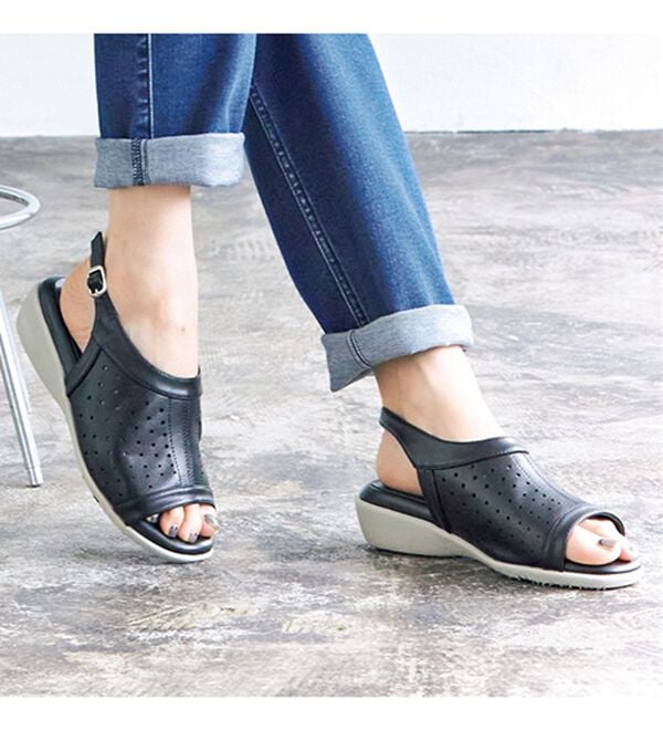 VINNO（ヴィノ）の「軽量・快適はき心地パンチングサンダル（サンダル・ミュール）」｜ブラック