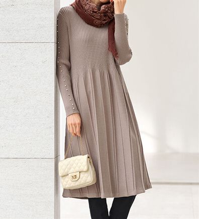 BELLUNA（ベルーナ）の「体型を拾いにくい！ビジュー使いプリーツ風ニットチュニックワンピース（チュニックワンピース）」