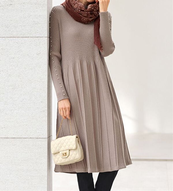 BELLUNA（ベルーナ）の「体型を拾いにくい！ビジュー使いプリーツ風ニットチュニックワンピース（チュニックワンピース）」｜モカ