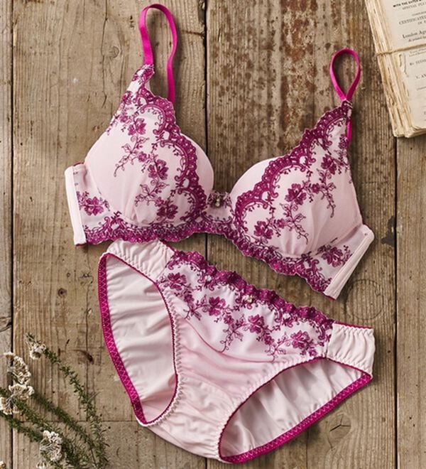 YU'NOW（ユナウ）の「ぷるるん谷間のノンワイヤーブラ＆ショーツ（ブラジャー＆ショーツセット）」｜プラム