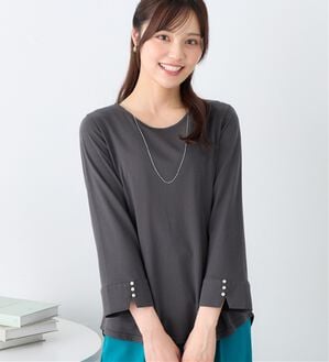 alotta（アロッタ）の「【選べる袖丈】柔らか綿混素材パール調ボタンＴシャツ（カットソー）」｜チャコール　8分袖