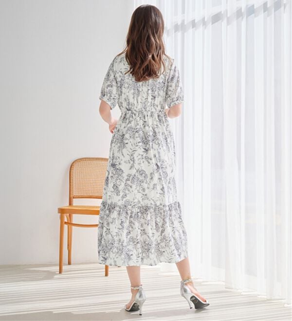 alotta（アロッタ）の「線画タッチ花柄ギャザー切替ワンピース（プリントワンピース）」｜詳細画像