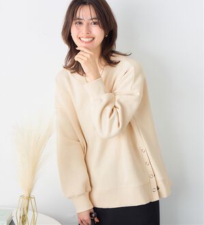 Viola e Viola（ヴィオラ エ ヴィオラ）の「大人の抜け感裏起毛サイドボタントップス（トレーナー・スウェット）」｜アイボリー