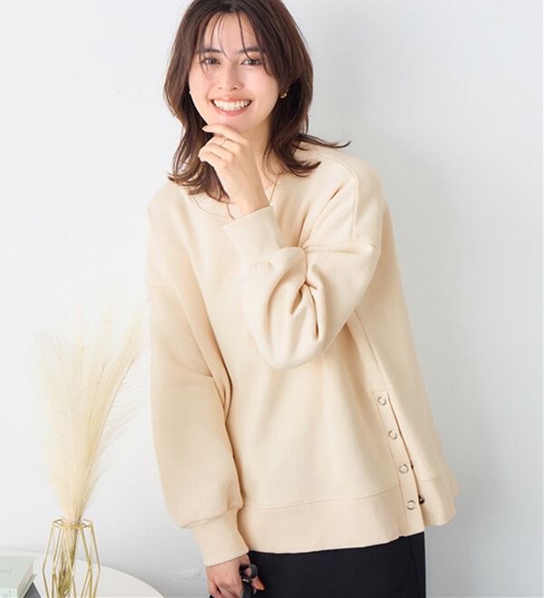 Viola e Viola（ヴィオラ エ ヴィオラ）の「大人の抜け感裏起毛サイドボタントップス（トレーナー・スウェット）」｜アイボリー