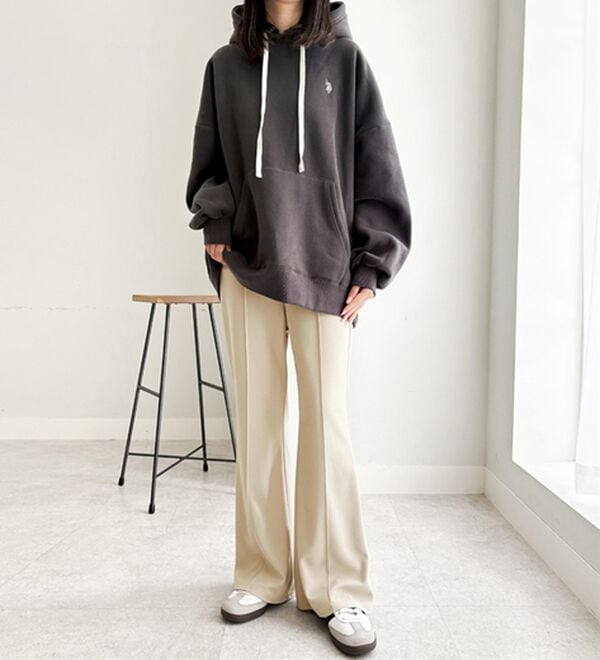 GeeRA（ジーラ）の「センターラインセミフレアカットパンツ（フルレングスパンツ）」｜詳細画像