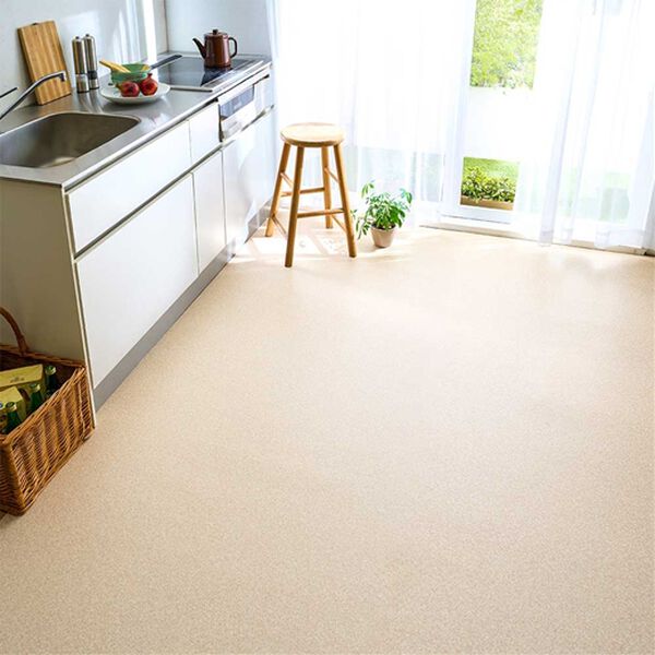 iellio（イエリオ）の「ペット対応フロアクッション＜簡単ロール式・フローリング調・防水・はっ水・抗菌・防カビ・消臭・防炎・滑りにくい・日本製＞（カーペット）」｜プレーンサンド