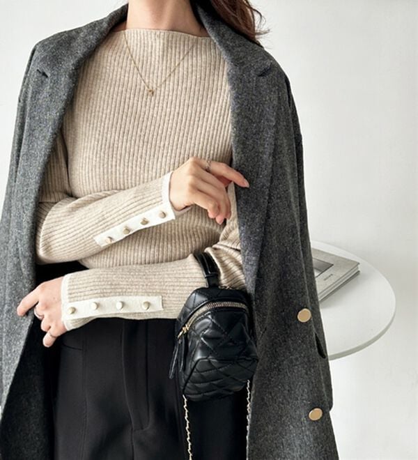 GeeRA（ジーラ）の「袖口ボタン配色ボートネックリブニット（ニット・セーター）」｜詳細画像