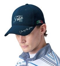 「ＦＩＬＡ　メタリックエンブレムスポーティキャップ（メンズ帽子）」