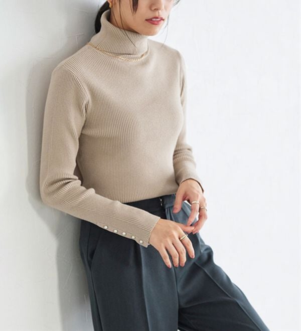 Pierrot（ピエロ）の「【選べるネック】もっちり袖パールニット（ニット・セーター）」｜ベージュ