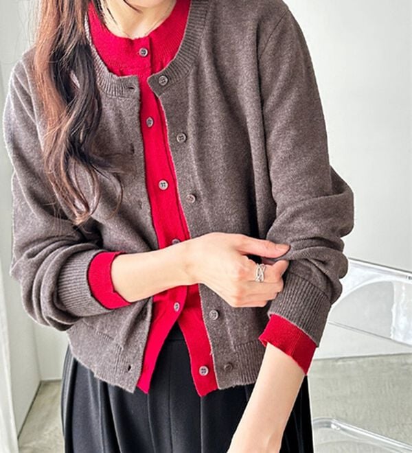 GeeRA（ジーラ）の「フェイクレイヤードクルーネックカーデ（ニットカーディガン）」｜詳細画像