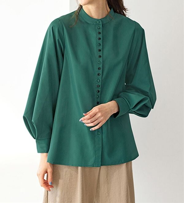 BELLUNA（ベルーナ）の「大人のシンプル服多ボタン袖ボリュームブラウス（ブラウス）」｜グリーン