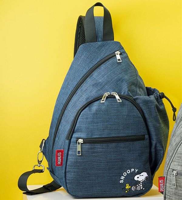 BELLUNA（ベルーナ）の「＜スヌーピー＞クルっと前にラクに取り出せるボディバッグ（リュック）」｜ネイビー