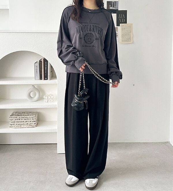 GeeRA（ジーラ）の「リメイク風刺しゅうロゴ裏毛スウェット（カットソー）」｜詳細画像