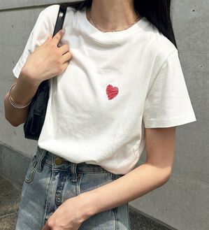 GeeRA（ジーラ）の「綿１００％アソート１ポイント刺しゅうＴシャツ（カットソー）」｜オフホワイト×レッド