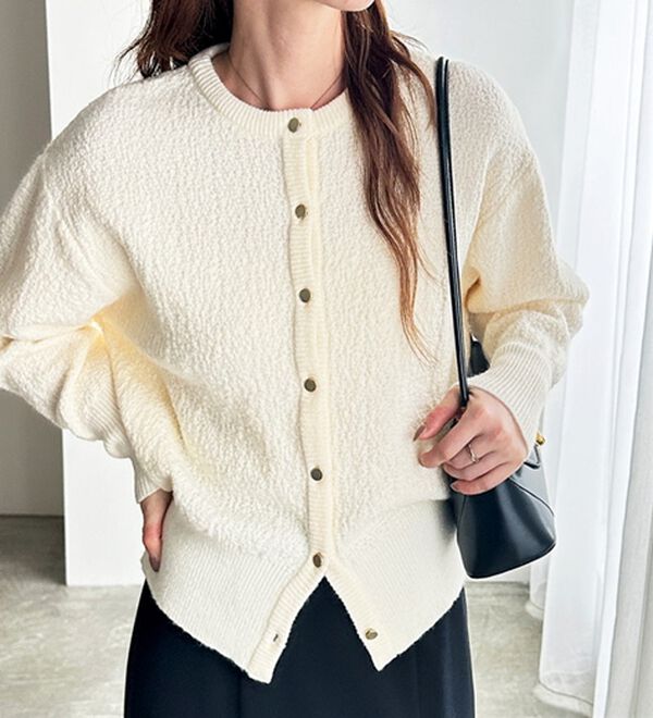 GeeRA（ジーラ）の「ゴールドボタン表面感クルーネックカーディガン（ニットカーディガン）」｜詳細画像