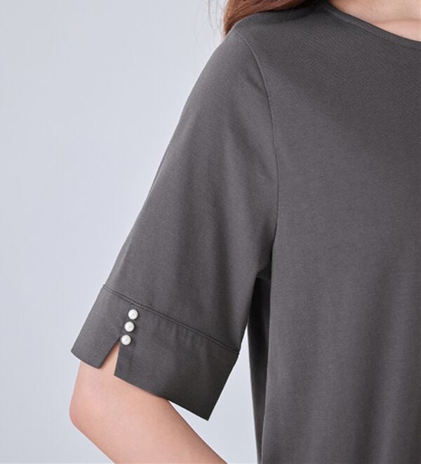 alotta（アロッタ）の「【選べる袖丈】柔らか綿混素材パール調ボタンＴシャツ（カットソー）」｜詳細画像