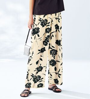 BELLUNA（ベルーナ）の「ひんやり素材エアリーワイドパンツ（その他パンツ）」｜オフ白系花柄