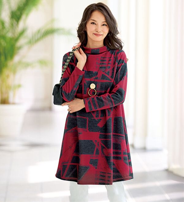 BELLUNA（ベルーナ）の「《モードに体型カバー！》幾何柄プリントボトルネックチュニック（チュニック）」｜赤&times;チャコール