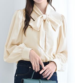 alotta（アロッタ）の「ボウタイデザインブラウス（ブラウス）」｜オフホワイト