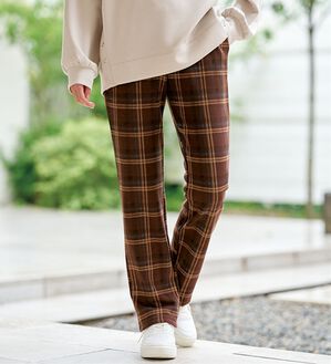 BELLUNA（ベルーナ）の「まるではく毛布！静電防止付裏ファーイージーパンツ（フルレングスパンツ）」｜ブラウン系チェック