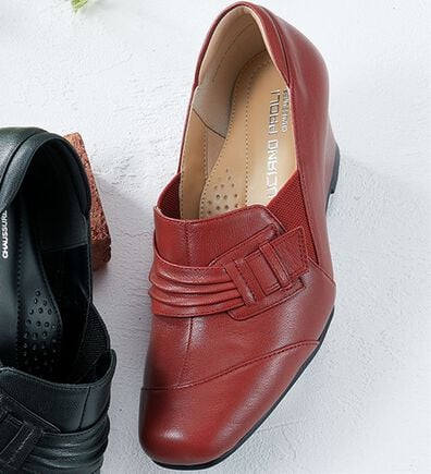 BELLUNA（ベルーナ）の「４Ｅ山羊革ベルトデザインウェッジシューズ（パンプス）」