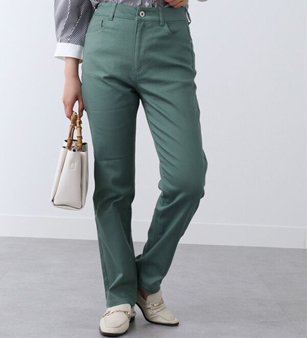 BELLUNA（ベルーナ）の「ホワイトヤーンストレッチカラーパンツ（フルレングスパンツ）」｜エメラルドグリーン