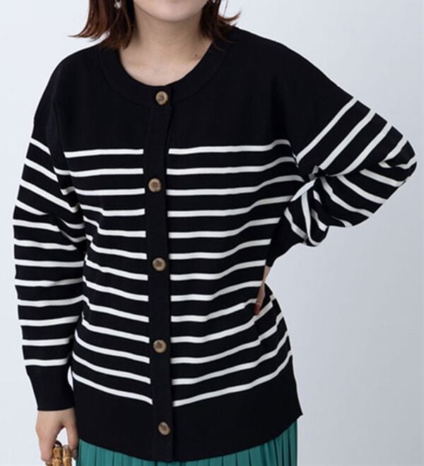 BELLUNA（ベルーナ）の「ボーダークルーネックカーディガン（ニットカーディガン）」｜黒／オフ白