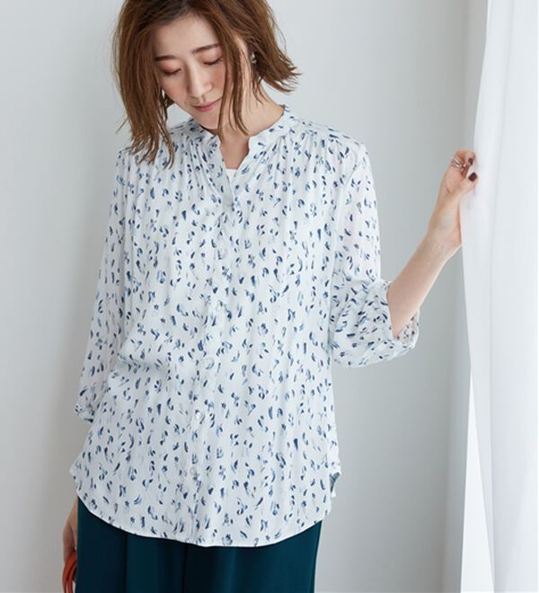 BELLUNA（ベルーナ）の「レーヨン素材ギャザー使いプリントブラウス（ブラウス）」｜詳細画像