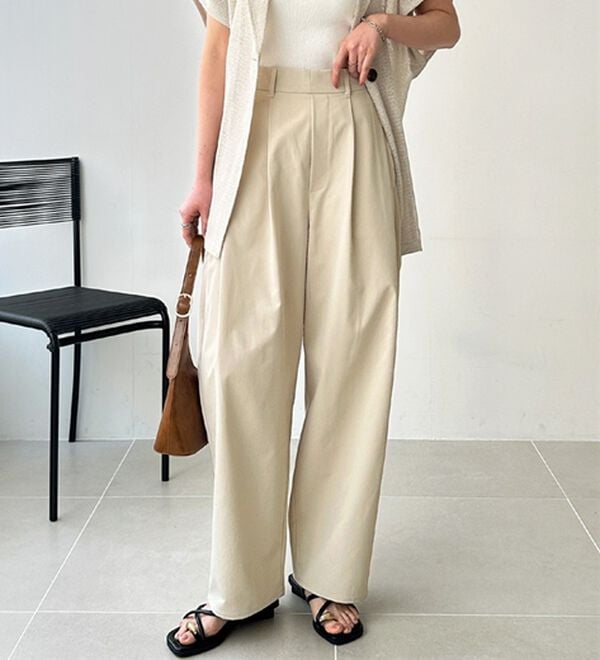 GeeRA（ジーラ）の「カーブデザインワイドチノパンツ（フルレングスパンツ）」｜ライトベージュ