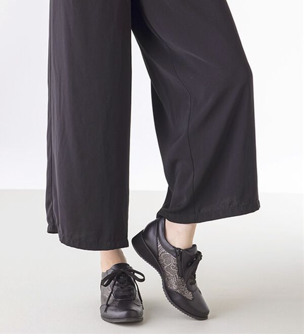 ルフラン（ルフラン）の「ほっそり見え！５Ｅ花柄型押しウォーキングシューズ（スニーカー）」｜詳細画像