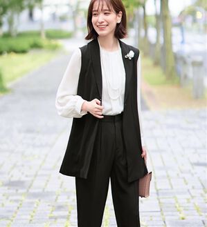 Viola e Viola（ヴィオラ エ ヴィオラ）の「【５つの機能付】３点セットジレパンツスーツ（パンツスーツ）」｜ブラック