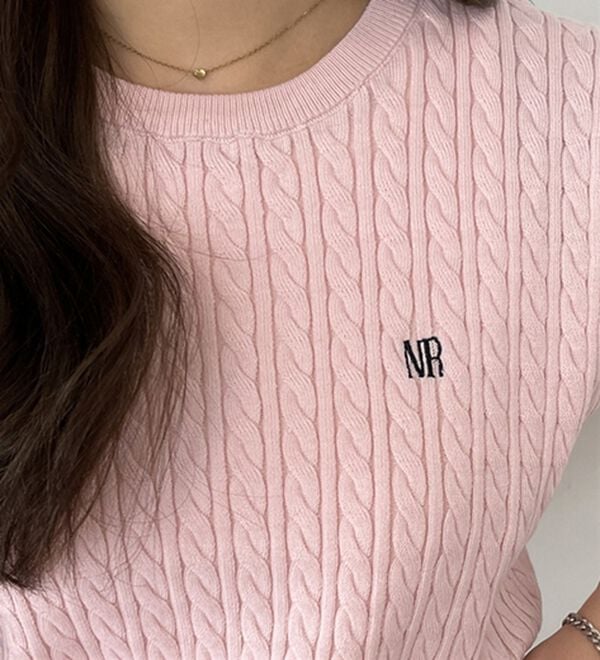 GeeRA（ジーラ）の「ケーブル編み刺しゅうノースリニット（ベスト）」｜詳細画像