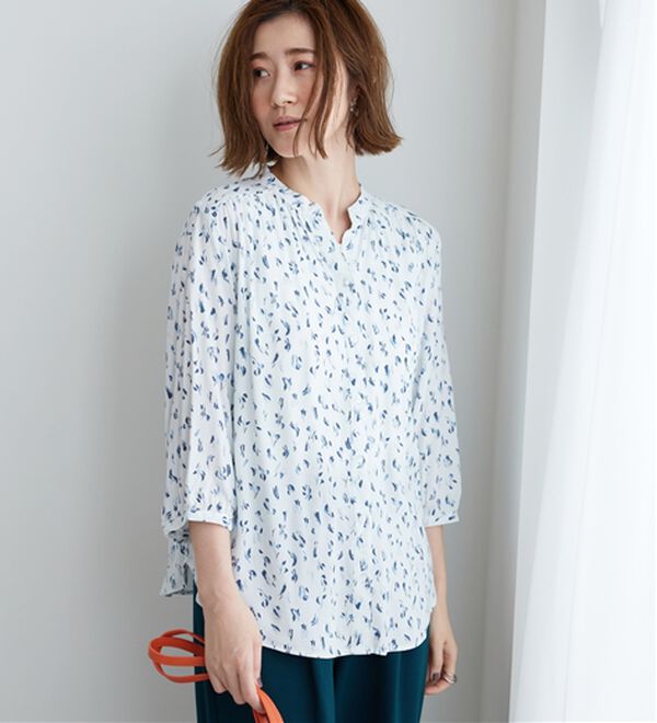 BELLUNA（ベルーナ）の「レーヨン素材ギャザー使いプリントブラウス（ブラウス）」｜詳細画像
