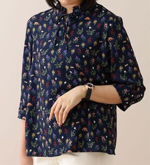 BELLUNA（ベルーナ）の「フリル衿プリントブラウス（ブラウス）」｜ネイビー系