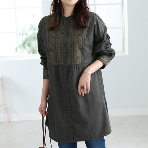 BELLUNA（ベルーナ）の「ペイズリー刺しゅうシャツチュニック（チュニック）」｜チャコール