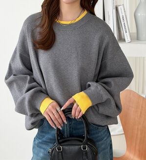 GeeRA（ジーラ）の「スウェットライクレイヤード風ニット（ニット・セーター）」｜モクグレー&times;イエロー