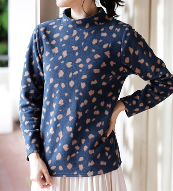 LAVIENNE（ラヴィエンヌ）の「薄手ストレッチフリースのプリントハイネック長袖（ニット・セーター）」｜詳細画像