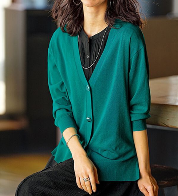 BELLUNA（ベルーナ）の「シアー素材Ｖネックデザインカーディガン（ニットカーディガン）」｜エメラルドグリーン