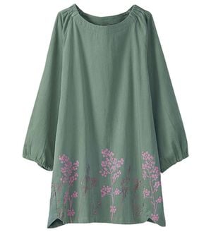BELLUNA（ベルーナ）の「すぽっと着られる裾刺しゅうチュニック（ブラウス）」｜グリーン