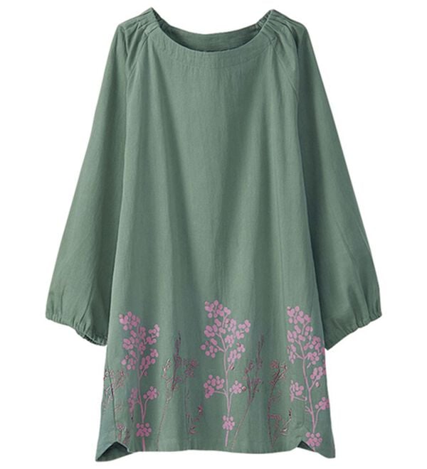 BELLUNA（ベルーナ）の「すぽっと着られる裾刺しゅうチュニック（ブラウス）」｜グリーン