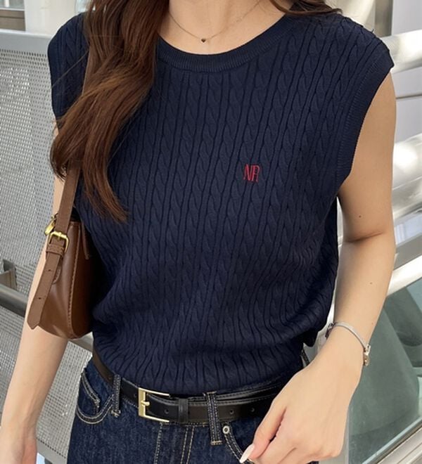 GeeRA（ジーラ）の「ケーブル編み刺しゅうノースリニット（ベスト）」｜詳細画像