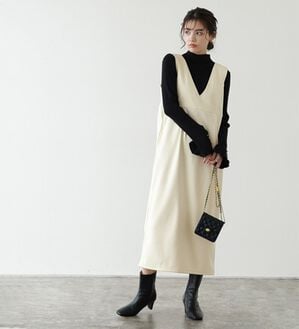 Pierrot（ピエロ）の「ペアスキンベロアジャンパースカート（ジャンパースカート）」｜アイボリー